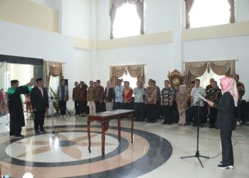 Bupati Merlan S. Uloli saat melantik Penjabat Sekda Bone Bolango, Aznan Nadjamudin di Main Hall Kantor Bupati Bone Bolango, Jumat (19/7/2024). (Foto Wahyudin Kadir)