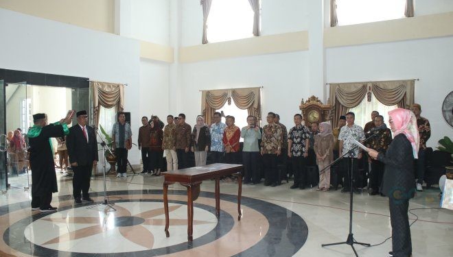 Bupati Merlan S. Uloli saat melantik Penjabat Sekda Bone Bolango, Aznan Nadjamudin di Main Hall Kantor Bupati Bone Bolango, Jumat (19/7/2024). (Foto Wahyudin Kadir)