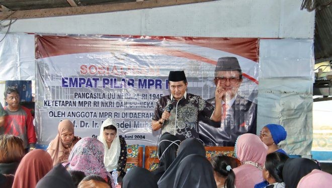 Wakil ketua MPR RI Fadel Muhammad ketika sosialisasi empat pilar kebangsaan di desa Tabumela kecamatan Tilango kabupaten Gorontalo, Minggu (23/6/2024).