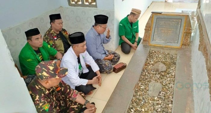 engurus Wilayah Gerakan Pemuda Ansor (PW GP Ansor) Gorontalo melakukan doa Asyura di makam-makam aulia atau wali atau pahlawan dan raja-raja di Gorontalo, Minggu (21/7/2024).