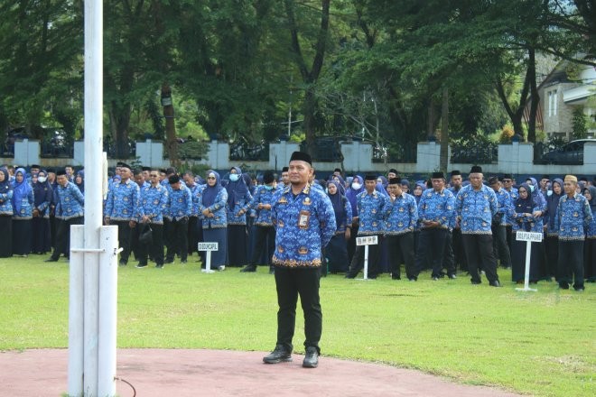 Pelaksanaan apel Korpri di lingkungan Pemerintah Kabupaten Bone Bolango yang digelar di Halaman Kantor Bupati, Senin (22/7/2024). (Foto Wahyudin Kadir)