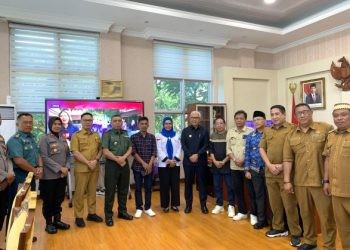 Bupati Merlan S. Uloli bersama Forkopimda dan perwakilan para penambang saat menemui Penjabat Gubernur Gorontalo, Rudy Salahuddin di Ruang Kerjanya, Senin (22/7/2024). (Foto Cila/Prokopim)