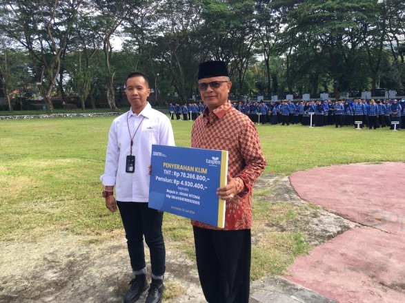 Mantan Sekda Bone Bolango, Ishak Ntoma saat menerima Tunjangan Hari Tua dari PT Taspen Gorontalo, Senin (22/7/2024). (Foto Indra/Gopos)