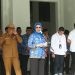 Bupati Merlan S. Uloli saat memberikan arahan sekaligus doa untuk korban longsor dan banjir pada pelaksanaan apel Korpri di lingkungan Pemerintah Kabupaten Bone Bolango yang digelar di Halaman Kantor Bupati, Senin (22/7/2024). (Foto Wahyudin Kadir)