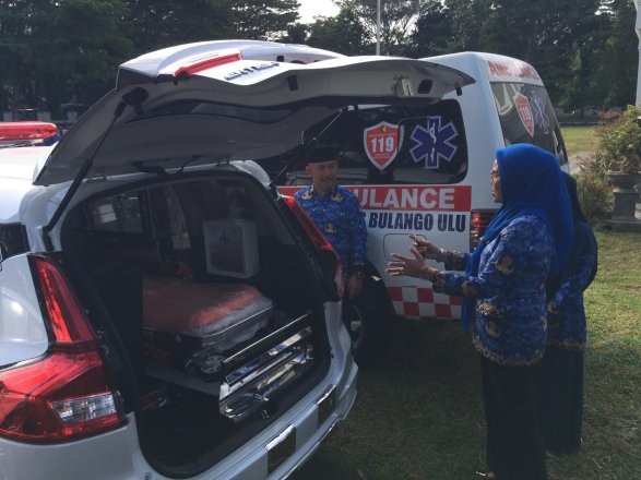 Bupati Merlan S. Uloli saat meninjau langsung fasilitas yang ada di dalam mobil ambulance yang diberikan kepada delapan puskesmas yang ada di Bone Bolango, Senin (22/7/2024). (Foto Indra/Gopos)