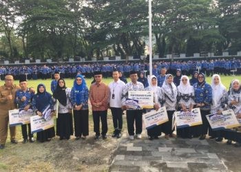 Bupati Merlan S. Uloli didampingi Mantan Sekda Bone Bolango Ishak Ntoma dan Penjabat Sekda Aznan Nadjamudin saat foto bersama pada apel Korpri, Senin (22/7/2024). (Foto Indra/Gopos)