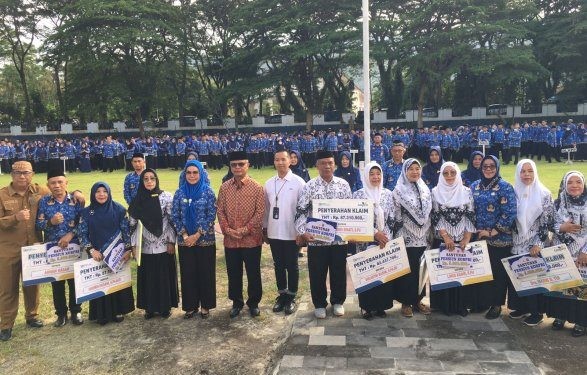 Bupati Merlan S. Uloli didampingi Mantan Sekda Bone Bolango Ishak Ntoma dan Penjabat Sekda Aznan Nadjamudin saat foto bersama pada apel Korpri, Senin (22/7/2024). (Foto Indra/Gopos)