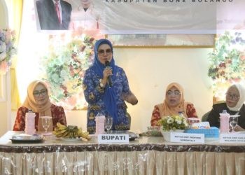 Bupati Merlan S. Uloli saat memberikan sambutan pada kegiatan Pisah Sambut dan Silaturahmi Ketua DWP Bone Bolango sisa masa jabatan 2019-2024 di Sekretariat DWP Bone Bolango, Senin (22/7/2024). (Foto Wahyudin Kadir)