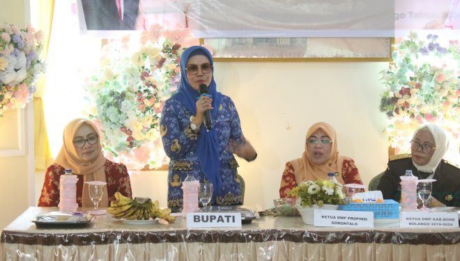 Bupati Merlan S. Uloli saat memberikan sambutan pada kegiatan Pisah Sambut dan Silaturahmi Ketua DWP Bone Bolango sisa masa jabatan 2019-2024 di Sekretariat DWP Bone Bolango, Senin (22/7/2024). (Foto Wahyudin Kadir)