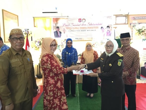 Bupati Merlan S. Uloli saat menyaksikan penyerahan buku memori program DWP Bone Bolango dari Ketua yang lama kepada Ketua yang baru, Senin (22/7/2024). (Foto Indra/Gopos)