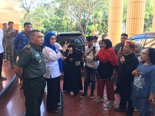 Bupati Merlan S. Uloli bersama Forkopimda saat menemui pihak perwakilan penambang usai pertemuan dengan Penjabat Gubernur Gorontalo, Rudy Salahuddin di Kantor Gubernur, Senin (22/7/2024)