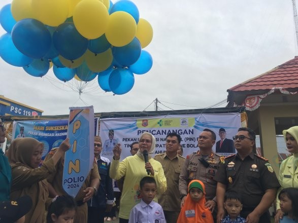 Bupati Merlan S. Uloli saat mencanangkan Pekan Imunisasi Nasional (PIN) Polio tahun 2024 di Kabupaten Bone Bolango, Selasa (23/7/2024). (Foto Indra/Gopos)