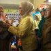 Bupati Merlan S. Uloli saat memberikan imunisasi Polio kepada balita saat mencanangkan Pekan Imunisasi Nasional (PIN) Polio tahun 2024 di Kabupaten Bone Bolango, Selasa (23/7/2024). (Foto Indra/Gopos)
