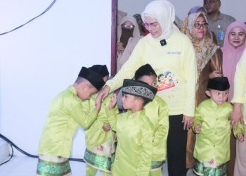 Bupati Merlan S. Uloli saat menyapa para anak di Peringatan Hari Anak tingkat Kabupaten Bone Bolango tahun 2024 yang dilaksanakan di Aula Kantor PGRI, Selasa (23/7/2024). (Foto Wahyudin Kadir)