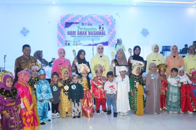 Bupati Merlan S. Uloli saat foto bersama dengan para anak di Peringatan Hari Anak tingkat Kabupaten Bone Bolango tahun 2024 yang dilaksanakan di Aula Kantor PGRI, Selasa (23/7/2024). (Foto Wahyudin Kadir)