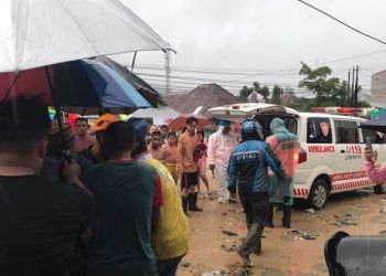 Tim gabungan terpkasa mengevakuasi seorang kakek Mansur Podungge di rumahnya di Kelurahan Talumolo, Dumbo Raya, Kota Gorontalo akibat banjir, Rabu (10/7/2024). (Rama/Gopos)