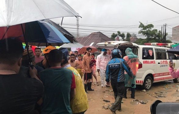 Tim gabungan terpkasa mengevakuasi seorang kakek Mansur Podungge di rumahnya di Kelurahan Talumolo, Dumbo Raya, Kota Gorontalo akibat banjir, Rabu (10/7/2024). (Rama/Gopos)