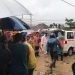 Tim gabungan terpkasa mengevakuasi seorang kakek Mansur Podungge di rumahnya di Kelurahan Talumolo, Dumbo Raya, Kota Gorontalo akibat banjir, Rabu (10/7/2024). (Rama/Gopos)