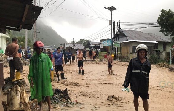 Banjir yang melanda Kelurahan Talumolo Kec. Dumbo Raya, Kota Gorontalo,  Rabu (10/7/2024). (Rama/Gopos)