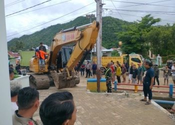 Satu alat berat sudah tiba di lokasi untuk membersihkan sisa material pasca banjir di Kelurahan Talumolo, Kecamatan Dumbo Raya, Kota Gorontalo.(Foto Putra/gopos)