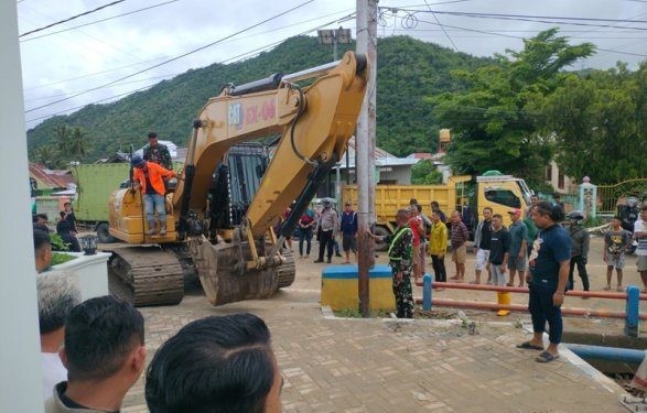 Satu alat berat sudah tiba di lokasi untuk membersihkan sisa material pasca banjir di Kelurahan Talumolo, Kecamatan Dumbo Raya, Kota Gorontalo.(Foto Putra/gopos)