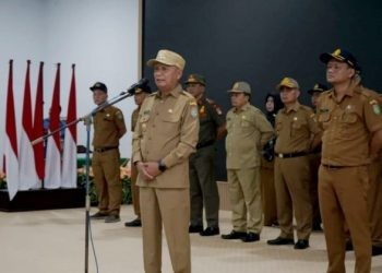 Bupati Asahan Surya saat memimpin apel perdana bulan Juli 2024.