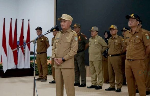 Bupati Asahan Surya saat memimpin apel perdana bulan Juli 2024.