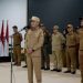 Bupati Asahan Surya saat memimpin apel perdana bulan Juli 2024.