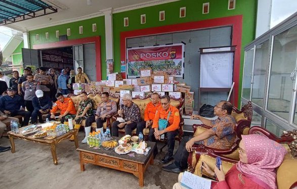 Bupati Merlan S. Uloli saat mengikuti rapat evaluasi akhir Operasi SAR Terpadu pencarian korban longsor di wilayah tambang Suwawa Timur, Jumat (12/7/2024). (Foto Lanto/Prokopim)