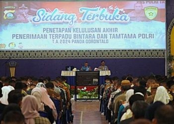 Suasana pengumuman kelulusan Casis Bintara Polri dan Tamtama Polri yang berlangsung di gedung aula Universitas Muhammadiyah Gorontalo, Jumat malam (5/7/2024). (foto humas polda gorontalo)