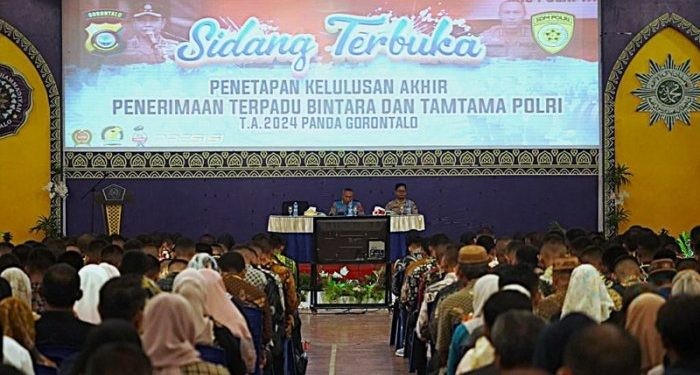 Suasana pengumuman kelulusan Casis Bintara Polri dan Tamtama Polri yang berlangsung di gedung aula Universitas Muhammadiyah Gorontalo, Jumat malam (5/7/2024). (foto humas polda gorontalo)