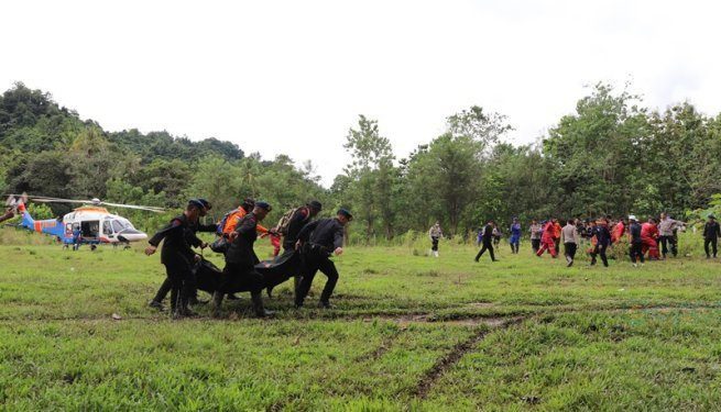 Proses evakuasi korban longsor di tambang Suwawa menggunakan helikopter, Selasa (9/7/2024). (Foto Adit Prokopim)