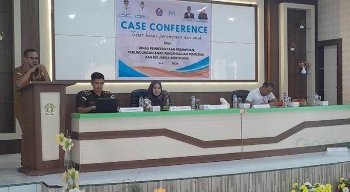 Sekda Pohuwato, Iskandar Datau, memberikan sambutan case conference gelar kasus perempuan dan anak, berlangsung di Aula Kemenag Pohuwato, Selasa (16/07/02025) (Iwan Karim)