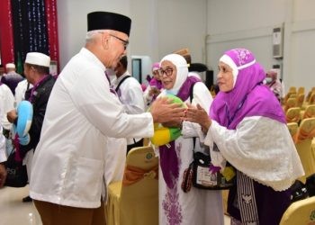 Pj Gubernur Gorontalo Rudy Salahuddin saat menerima kedatangan jemaah haji kloter 12 di aula El Madinah Mess Haji Provinsi Gorontalo, Selasa (2/7/2024). (Foto – Nova Diskominfotik)