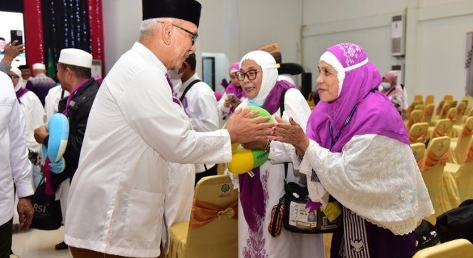 Pj Gubernur Gorontalo Rudy Salahuddin saat menerima kedatangan jemaah haji kloter 12 di aula El Madinah Mess Haji Provinsi Gorontalo, Selasa (2/7/2024). (Foto – Nova Diskominfotik)