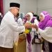 Pj Gubernur Gorontalo Rudy Salahuddin saat menerima kedatangan jemaah haji kloter 12 di aula El Madinah Mess Haji Provinsi Gorontalo, Selasa (2/7/2024). (Foto – Nova Diskominfotik)
