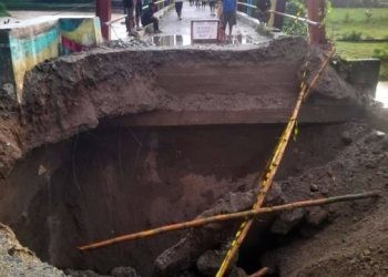 Jembatan yang menghubungkan empat desa di Kecamatan Bongomeme akhirnya ambruk akibat hujan deras yang mengguyur Gorontalo.(Foto Abin/gopos)
