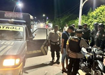 Aparat Polresta Gorontalo Kota dan Polsek Kota Utara saat membubarkan para remaja yang diduga mengkonsumsi miras usai menerima laporan warga setempat.(Foto Polresta)