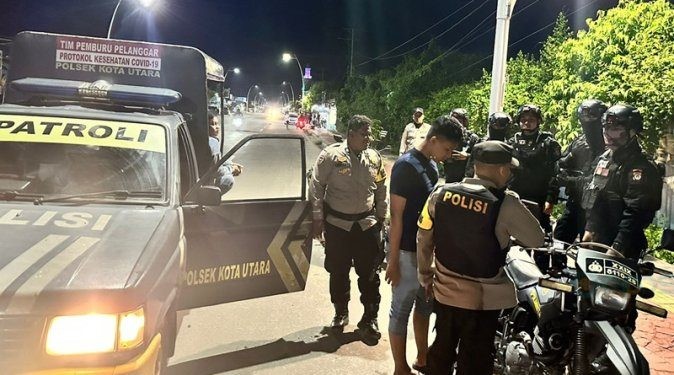 Aparat Polresta Gorontalo Kota dan Polsek Kota Utara saat membubarkan para remaja yang diduga mengkonsumsi miras usai menerima laporan warga setempat.(Foto Polresta)