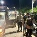 Aparat Polresta Gorontalo Kota dan Polsek Kota Utara saat membubarkan para remaja yang diduga mengkonsumsi miras usai menerima laporan warga setempat.(Foto Polresta)