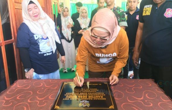 Bupati Merlan S. Uloli saat menandatangani prasasti peresmian Kantor Desa Boidu, Kecamatan Bulango Utara, Senin (1/7/2024). (F. Indra)