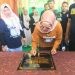 Bupati Merlan S. Uloli saat menandatangani prasasti peresmian Kantor Desa Boidu, Kecamatan Bulango Utara, Senin (1/7/2024). (F. Indra)