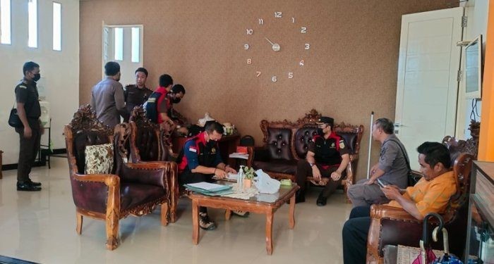 Sejumlah petugas dari Kejati Gorontalo saat menggeledah rumah FL alias Faisal, Kamis (18/7/2024).(Foto Putra/gopos)