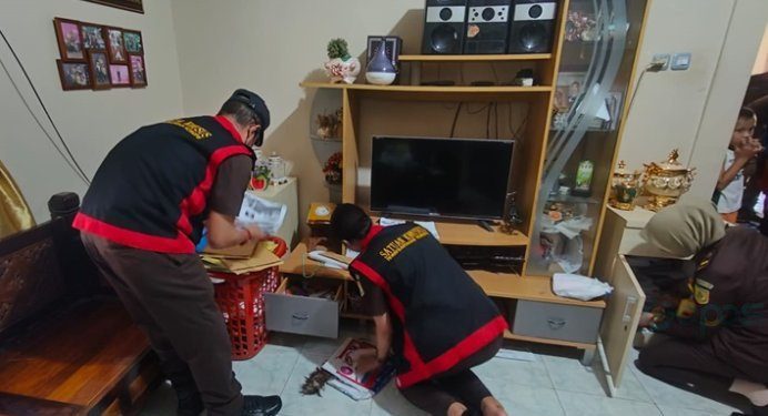 Tim dari Kejati Gorontalo saat menggeledah rumah milik tersangka AA terkait kasus dugaan korupsi peningkatan eks jalan Panjaitan Kota Gorontalo.(Foto Putra)