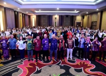 Foto bersama peserta akselerasi usaha mikro menjadi UKM yang digelar oleh Kemenkopukm di Hotel Aston, Kota Gorontalo, Jumat (5/7/2024). (Foto : Haris)