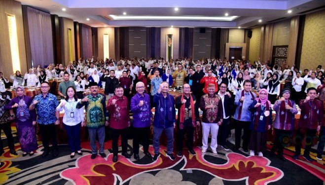 Foto bersama peserta akselerasi usaha mikro menjadi UKM yang digelar oleh Kemenkopukm di Hotel Aston, Kota Gorontalo, Jumat (5/7/2024). (Foto : Haris)