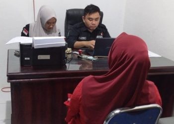 Salah satu warga saat melaporkan praktek politik uang yang diduga dilakukan oleh oknum caleg PKS saat PSU 2024 di Pohuwato.(Foto yusup/gopos)