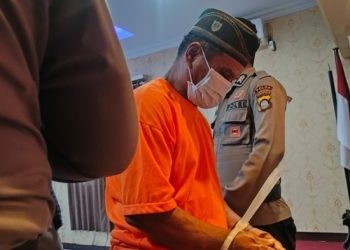 AR (71) resmi ditahan Polres Bone Bolango atas kasus dugaan pelecehan/pencabulan dua bocah.(Putra/gopos)