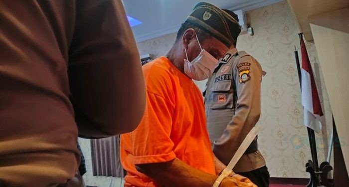 AR (71) resmi ditahan Polres Bone Bolango atas kasus dugaan pelecehan/pencabulan dua bocah.(Putra/gopos)