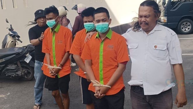 Tiga tersangka kasus pencurian knalpot dan velg motor saat digelandang ke Polresta Gorontalo Kota, Rabu (31/7/2024).(Foto Sari/gopos)